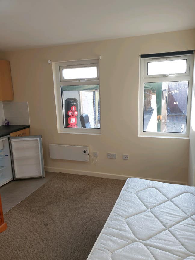 Single Room To Rent Main Photo
