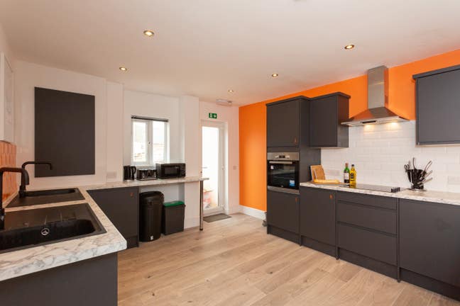 En-Suite Rooms - 1 week free  Main Photo