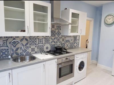 Spacious Double room in quite flat Main Photo