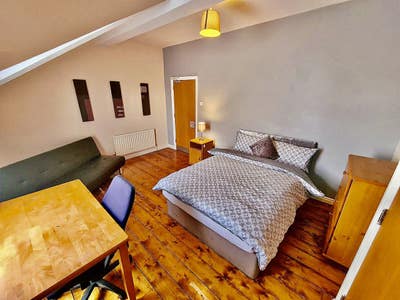 *Large Attic Room Botanic **Free 1 St Sept ** Main Photo