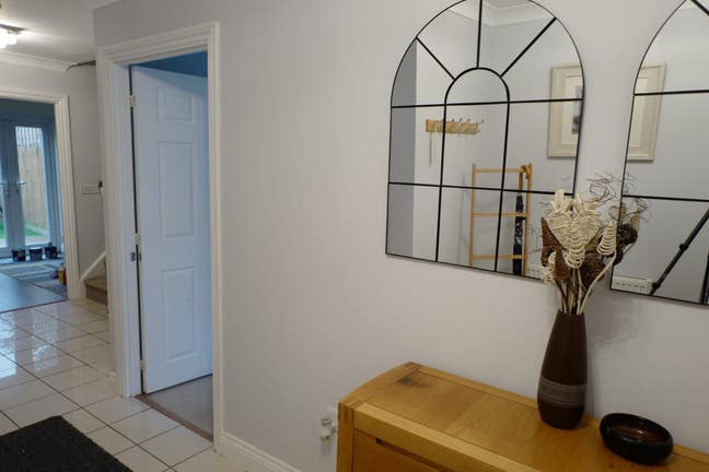 Double bedroom plus bathroom, lounge & kitchenette Main Photo