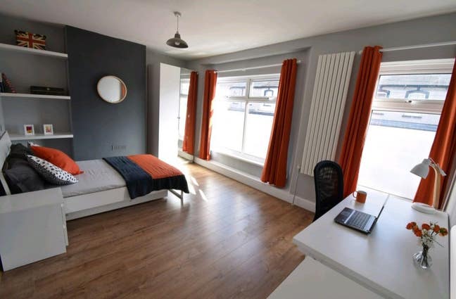 Huge, stylish double room in modern HMO. Bills inc Main Photo