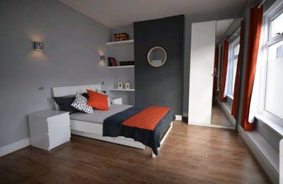 Huge, stylish double room in modern HMO. Bills inc Main Photo