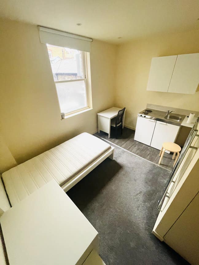 Newly refurbished studio inclusive of gas Main Photo