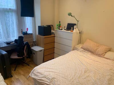 Large Studio Flat Right Next to Westfield  Main Photo