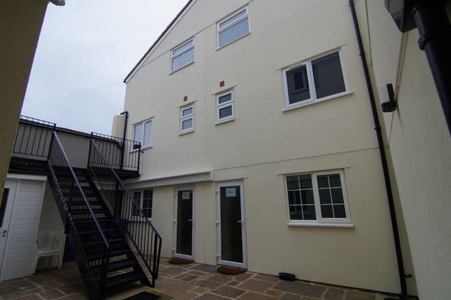 Furnished Double Room : L6 : Bills Inclusive & Wif Main Photo