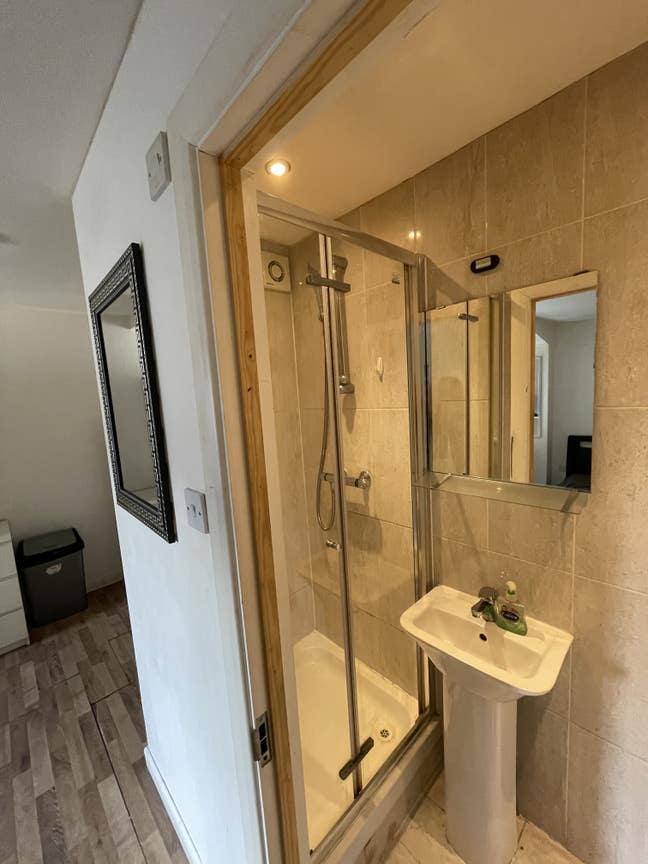 Stunning Studio Flat Next to Station Main Photo