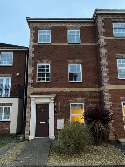 Large double room in female professional house  Main Photo