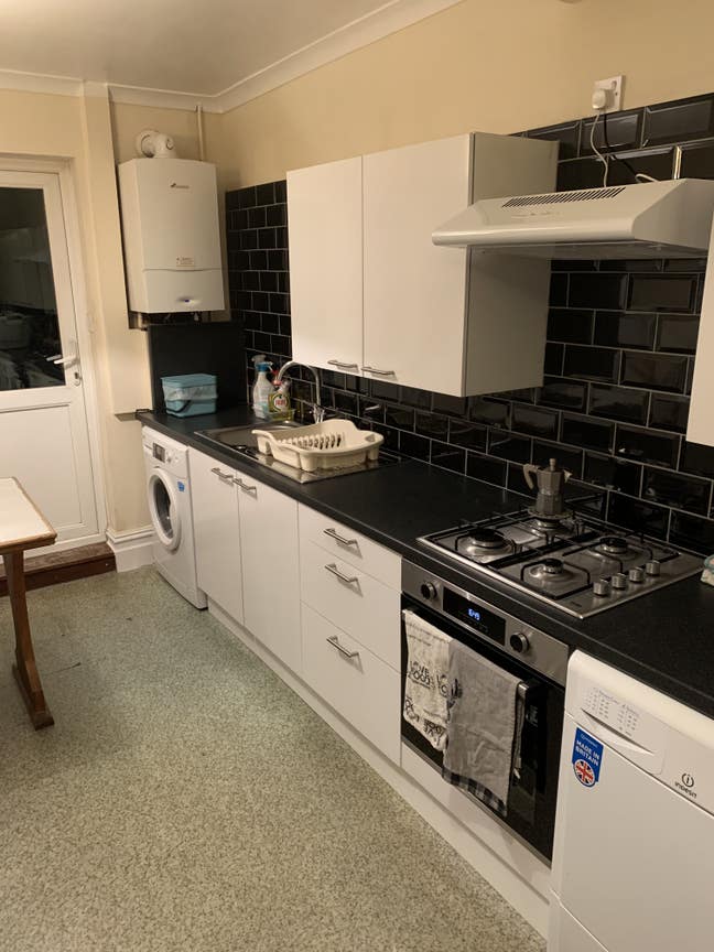 Double room in clean house share  Main Photo