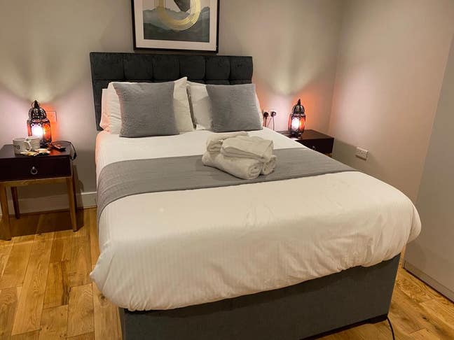Q Place | Woodford Road Double and single room Main Photo