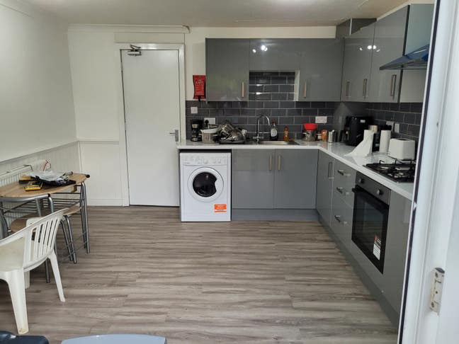 Large Double En suite Rooms To Rent Main Photo