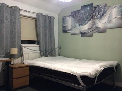 In Guildford-double room.. Quiet &clean house  Main Photo