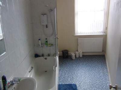 Big room to rent Bradford city center-bill include Main Photo