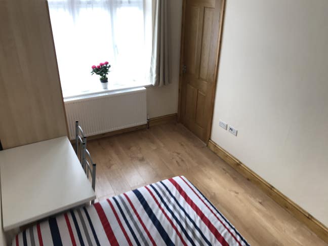 Double room near transport (Zone 3) in clean house Main Photo