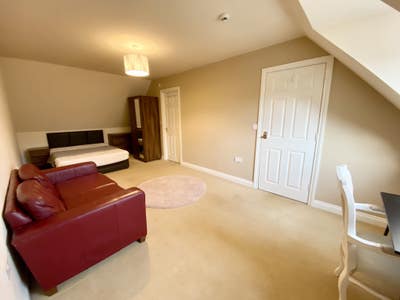 Malham Drive-larger studio Room with ensuite  Main Photo