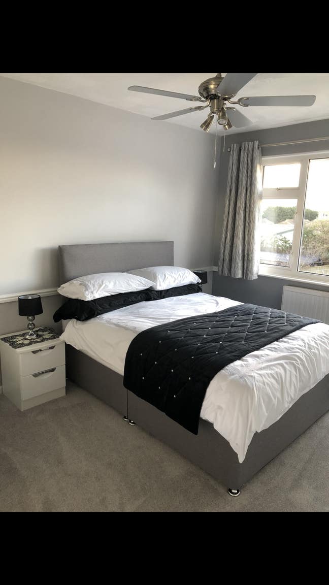 Luxury large single occupancy room, double bed.  Main Photo