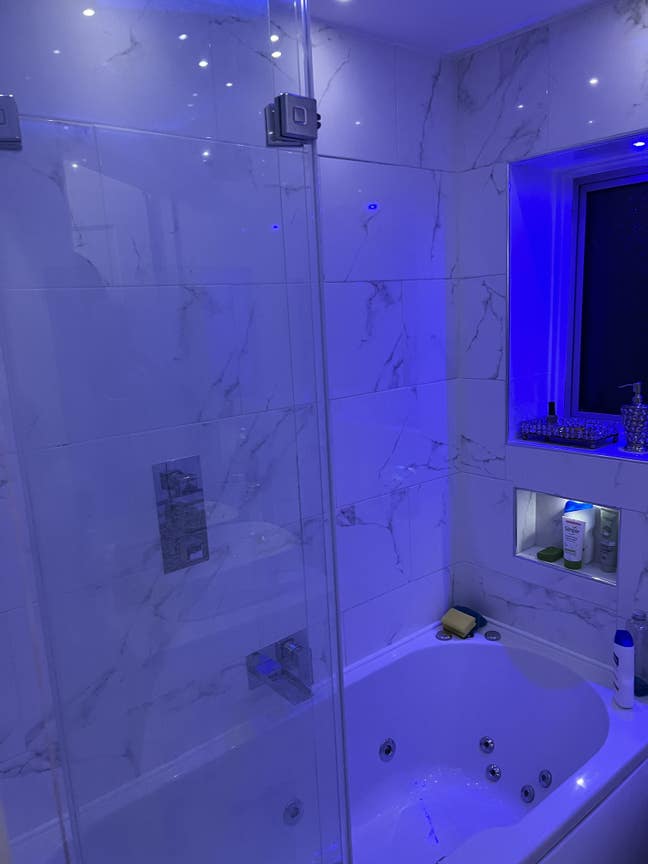 Luxury Bedroom in spacious house with Jacuzzi bath Main Photo