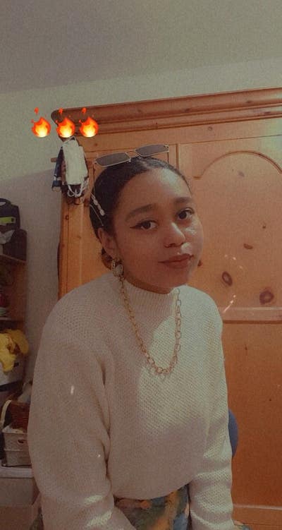 Female seeks a double room / buddy up Main Photo