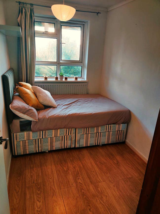 Nice Sunny Room 3Mins from Colliers Wood STN! Main Photo