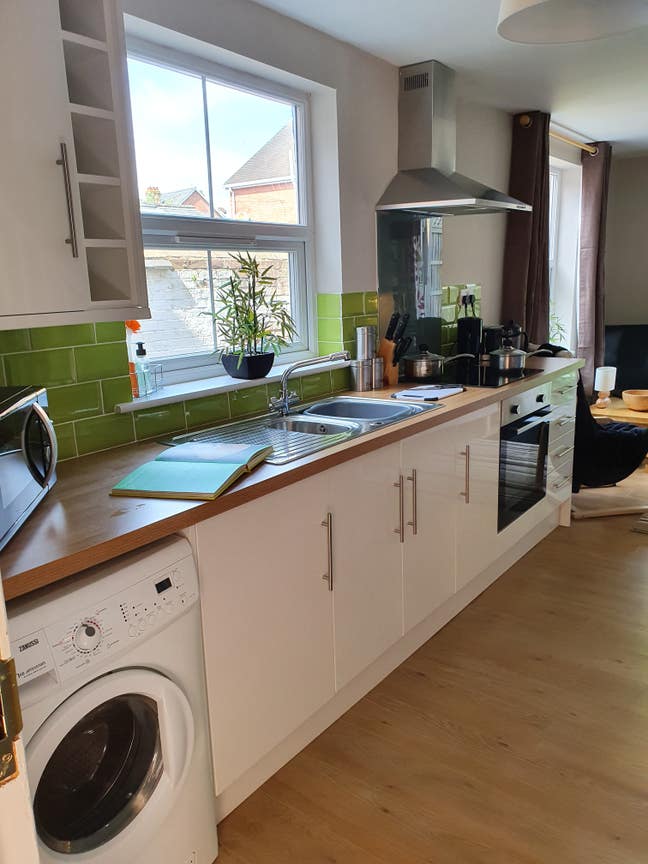 One bed self contained flat w/ parking and garden Main Photo