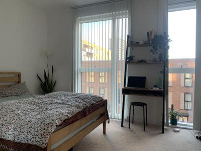 Double bedroom in a large townhouse Main Photo