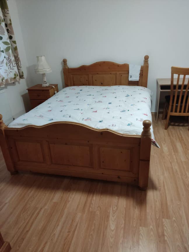 Spacious Double  Room Near QEH - Available Now Main Photo