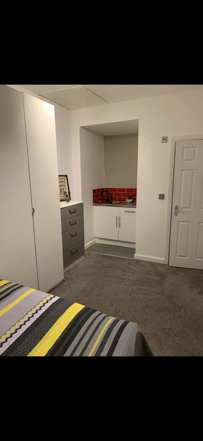 Wigan town centre en-suite room Main Photo