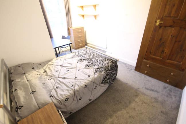 Rooms at Knowle Avenue - Burley Houseshare  Main Photo