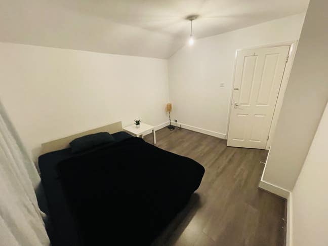 Big double room is available to rent immediately  Main Photo
