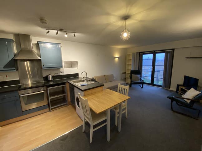 Furnished 2 double bed & 2 bathroom flat + parking Main Photo