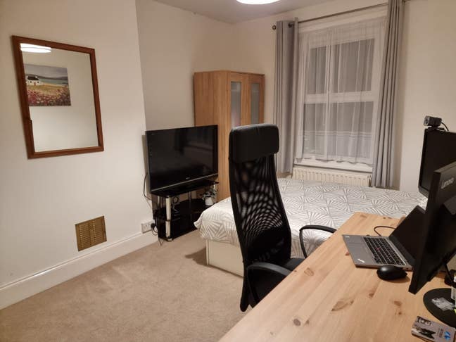 Clean, quiet, double room,10 minutes from East Cro Main Photo