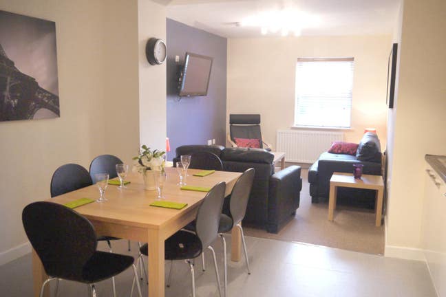 Great Self Contained Flat - 5 Ensuite Bedrooms Main Photo