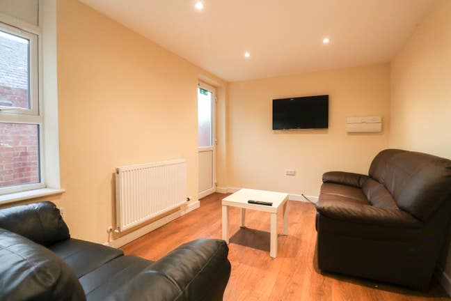 Double En-suite Room Available Main Photo