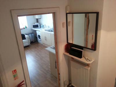 Central  Cobham.Bed sitting roomwith kiitchenette Main Photo