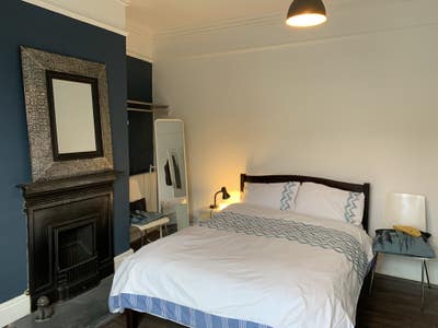 Large double room level walk to centre Main Photo