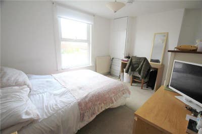 Large Bedroom Central Egham - All Bills  inc  Main Photo