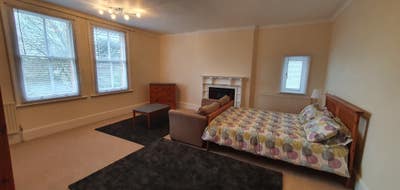 Large Modern Bed Living Room - Great Location Main Photo