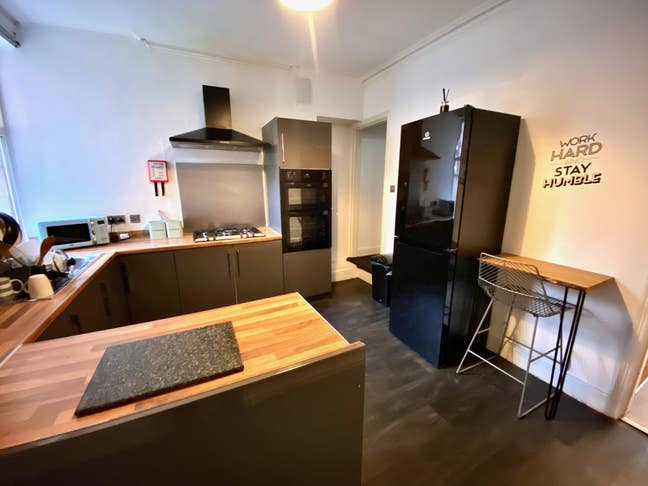 Large Ensuite Room  - 10 Mins to Centre/Lri Main Photo
