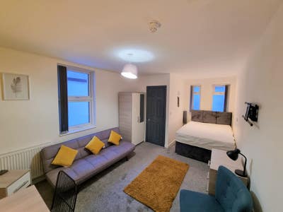 En-suite Rooms in House Share near Promenade Main Photo