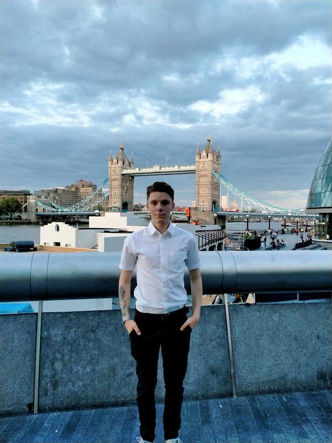 Independent socialable 22 year old who works ... Main Photo