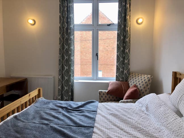 Room to let in comfortable family home Main Photo