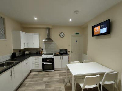 Modern Ensuite Bridgwater HPC Rooms Main Photo