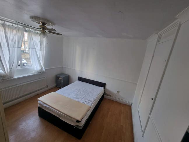 Large double room in Stepney Green Main Photo