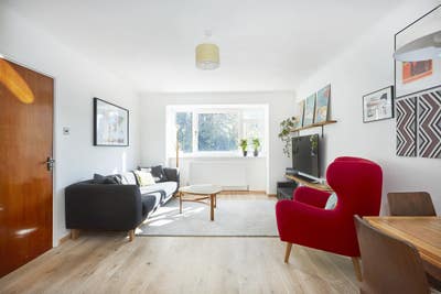 Lovely 2-bed flat on leafy Hove avenue Main Photo