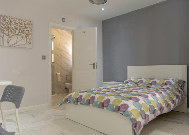 Luxury HMO in Staines - Double ensuite Room Main Photo