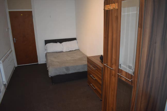 Double Room - 15 min walk to Southend Hospital Main Photo