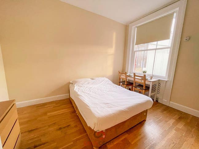 Studio in Kensington Gardens Square, Bayswater, W2 Main Photo