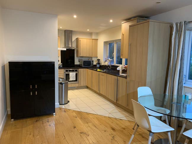 One room in double bed flat to rent.  Main Photo