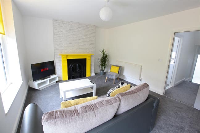 Large Double Room available in Spacious 2 Bed Flat Main Photo