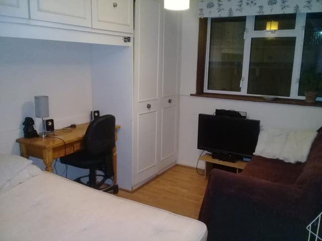 Crossharbour Bright Double Room in Friendly Flat Main Photo